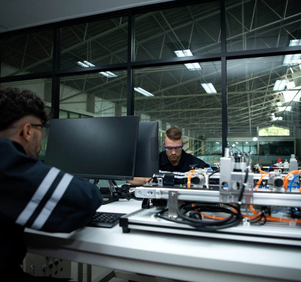 the-robotic-hand-technology-teacher-is-instructing-new-students.jpg